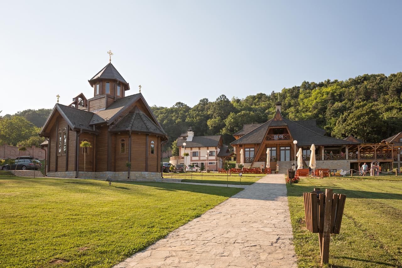 维尔蒂尼克Etno Naselje Vrdnicka Kula住宿加早餐旅馆 外观 照片