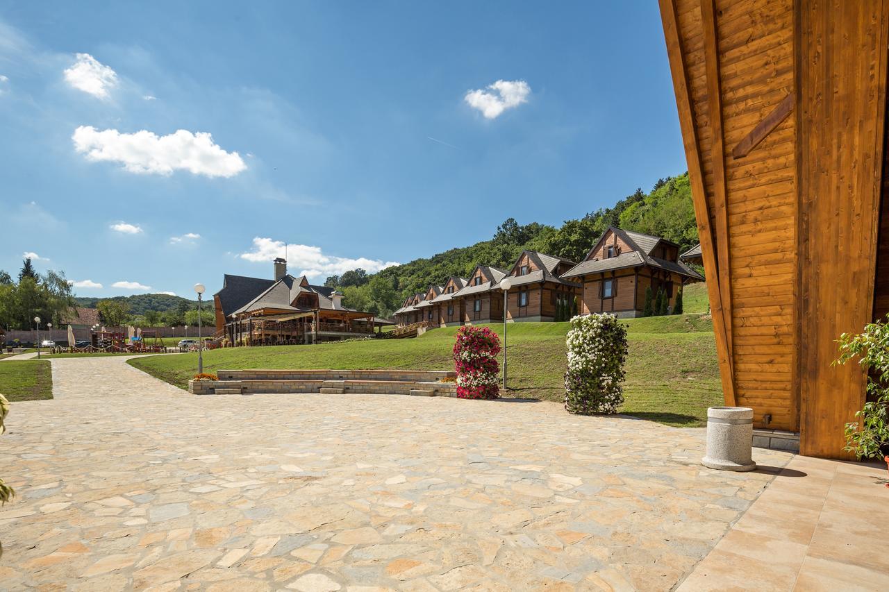 维尔蒂尼克Etno Naselje Vrdnicka Kula住宿加早餐旅馆 外观 照片