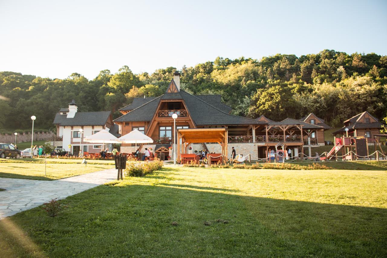 维尔蒂尼克Etno Naselje Vrdnicka Kula住宿加早餐旅馆 外观 照片